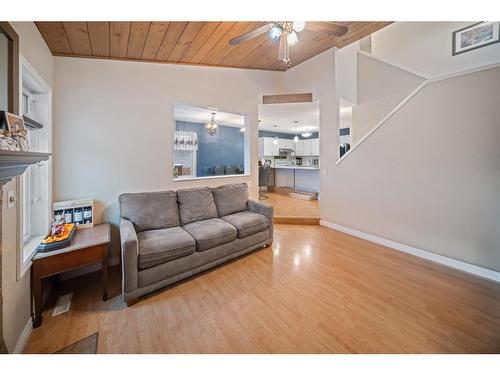 55 Erin Crescent Se, Calgary, AB - Indoor Photo Showing Living Room