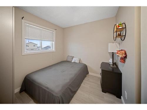 55 Erin Crescent Se, Calgary, AB - Indoor Photo Showing Bedroom