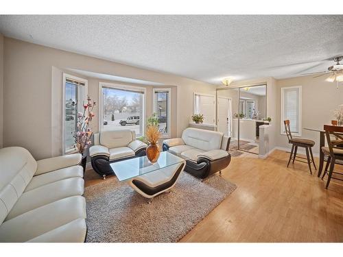 55 Erin Crescent Se, Calgary, AB - Indoor Photo Showing Living Room