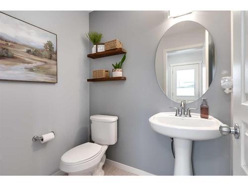 11 Reunion Grove Nw, Airdrie, AB - Indoor Photo Showing Bathroom