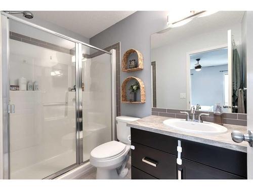 11 Reunion Grove Nw, Airdrie, AB - Indoor Photo Showing Bathroom