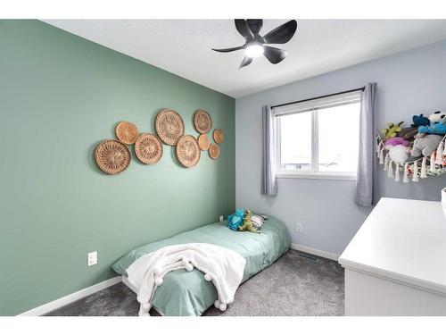 11 Reunion Grove Nw, Airdrie, AB - Indoor Photo Showing Bedroom