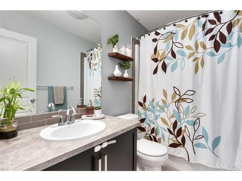 11 Reunion Grove Nw, Airdrie, AB - Indoor Photo Showing Bathroom