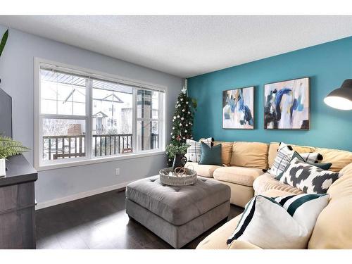 11 Reunion Grove Nw, Airdrie, AB - Indoor Photo Showing Living Room