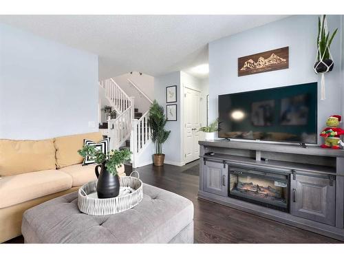 11 Reunion Grove Nw, Airdrie, AB - Indoor Photo Showing Living Room