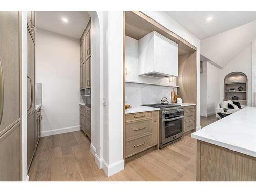 2040 56 Avenue Sw, Calgary, AB - Indoor Photo Showing Kitchen