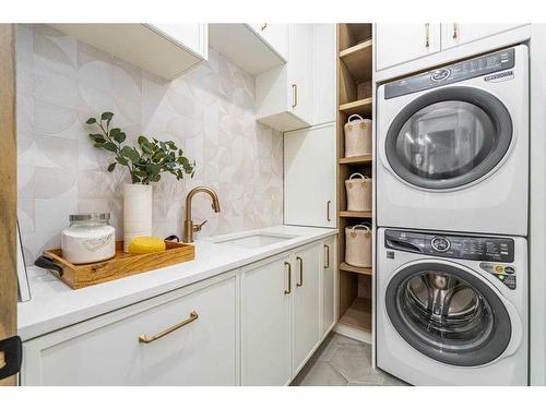 2040 56 Avenue Sw, Calgary, AB - Indoor Photo Showing Laundry Room