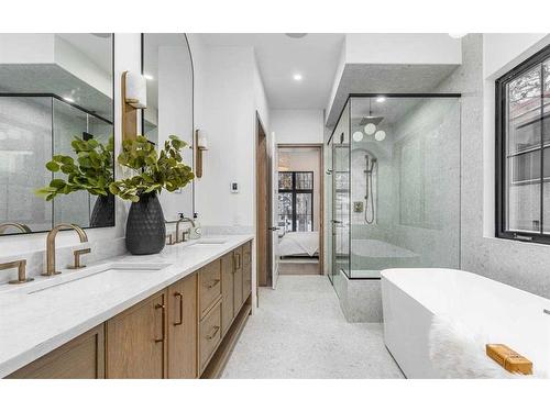 2040 56 Avenue Sw, Calgary, AB - Indoor Photo Showing Bathroom