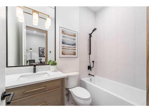 2040 56 Avenue Sw, Calgary, AB - Indoor Photo Showing Bathroom