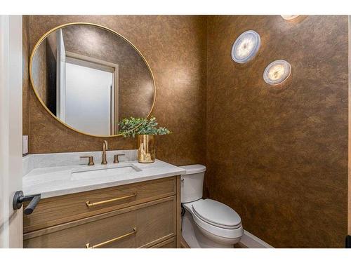 2040 56 Avenue Sw, Calgary, AB - Indoor Photo Showing Bathroom