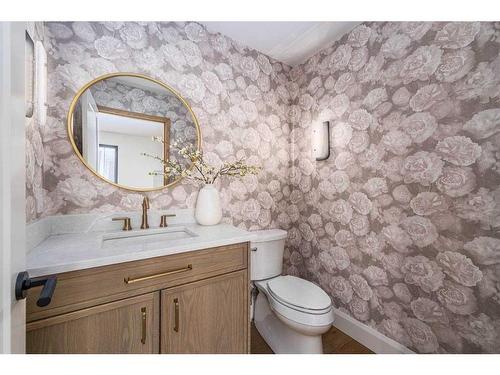 2040 56 Avenue Sw, Calgary, AB - Indoor Photo Showing Bathroom