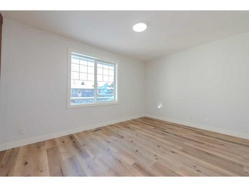 1435 42 Street Ne, Calgary, AB - Indoor Photo Showing Other Room