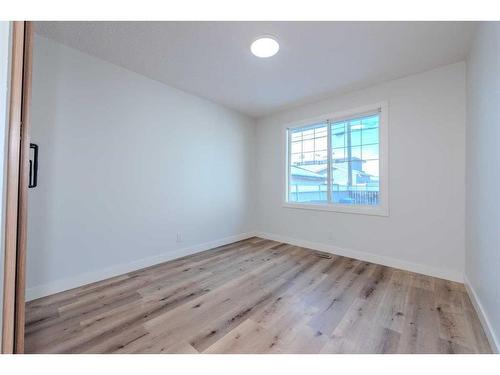 1435 42 Street Ne, Calgary, AB - Indoor Photo Showing Other Room