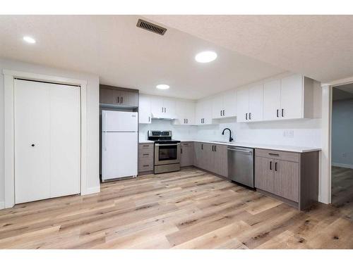 1435 42 Street Ne, Calgary, AB - Indoor Photo Showing Kitchen