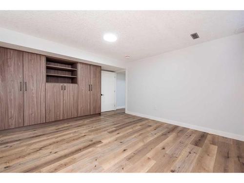 1435 42 Street Ne, Calgary, AB - Indoor Photo Showing Other Room