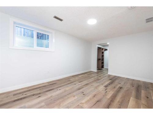 1435 42 Street Ne, Calgary, AB - Indoor Photo Showing Other Room