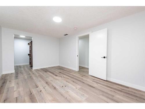 1435 42 Street Ne, Calgary, AB - Indoor Photo Showing Other Room