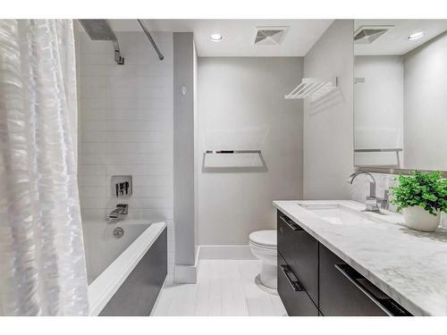 2502-1111 10 Street Sw, Calgary, AB - Indoor Photo Showing Bathroom