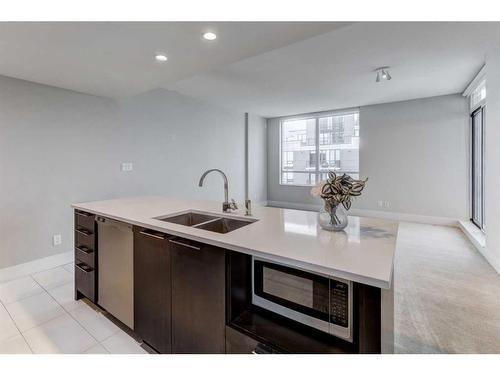 2502-1111 10 Street Sw, Calgary, AB - Indoor Photo Showing Kitchen With Double Sink