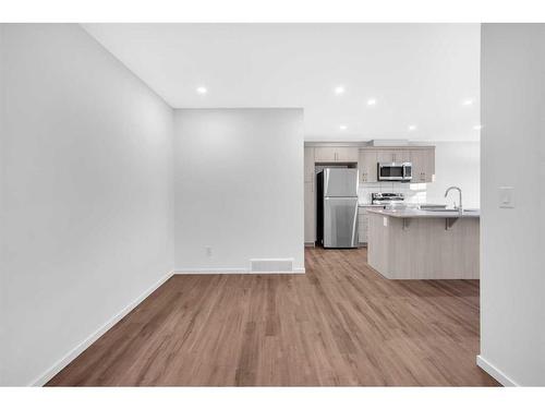 800 Windbury Street, Airdrie, AB - Indoor Photo Showing Kitchen