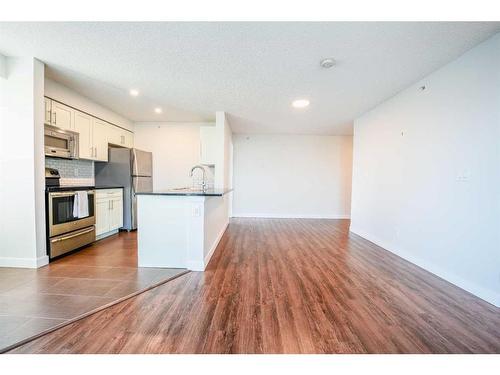 425-195 Kincora Glen Road Nw, Calgary, AB - Indoor Photo Showing Kitchen