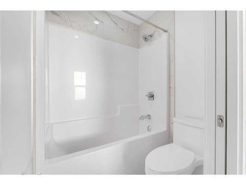 46 South Shore Bay, Chestermere, AB - Indoor Photo Showing Bathroom