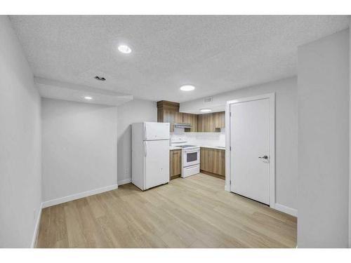 8 Martinglen Mews Ne, Calgary, AB - Indoor Photo Showing Kitchen