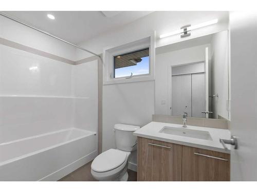 511-857 Belmont Drive Sw, Calgary, AB - Indoor Photo Showing Bathroom