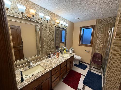 204 Deer Ridge Way Se, Calgary, AB - Indoor Photo Showing Bathroom