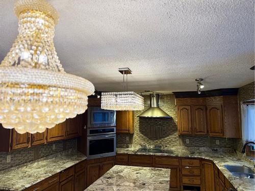 204 Deer Ridge Way Se, Calgary, AB - Indoor Photo Showing Kitchen With Double Sink