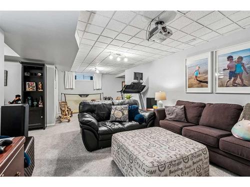 111 Inverness Drive Se, Calgary, AB - Indoor Photo Showing Living Room