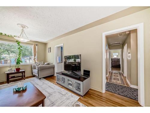 1735 19 Avenue Nw, Calgary, AB - Indoor Photo Showing Living Room