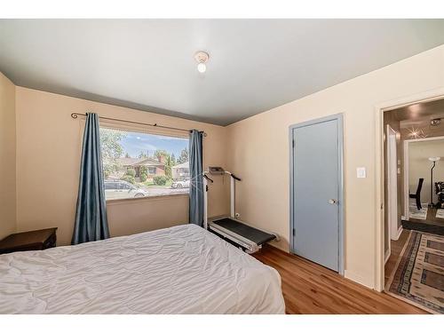 1735 19 Avenue Nw, Calgary, AB - Indoor Photo Showing Bedroom