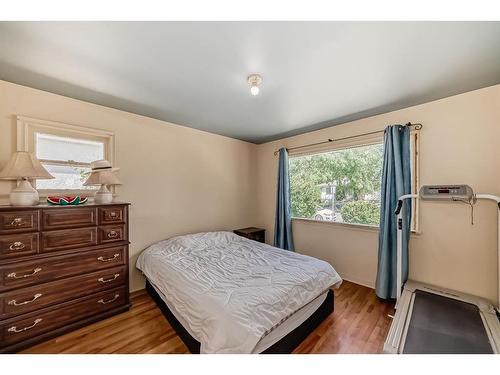 1735 19 Avenue Nw, Calgary, AB - Indoor Photo Showing Bedroom