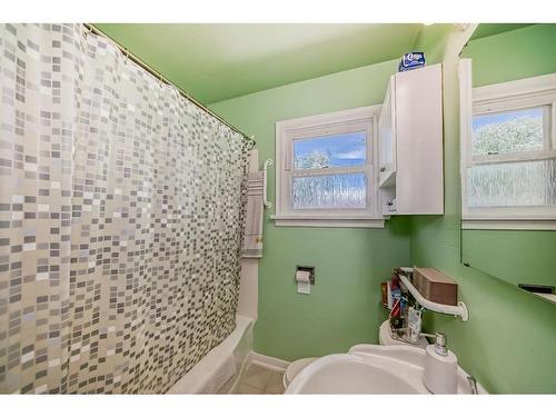 1735 19 Avenue Nw, Calgary, AB - Indoor Photo Showing Bathroom