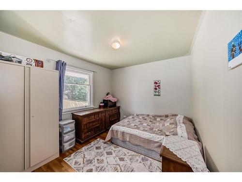 1735 19 Avenue Nw, Calgary, AB - Indoor Photo Showing Bedroom