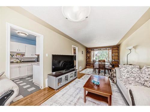 1735 19 Avenue Nw, Calgary, AB - Indoor Photo Showing Living Room