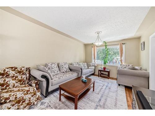 1735 19 Avenue Nw, Calgary, AB - Indoor Photo Showing Living Room