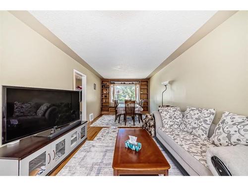 1735 19 Avenue Nw, Calgary, AB - Indoor Photo Showing Living Room