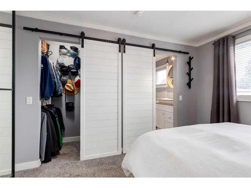 251 Queen Charlotte Way Se, Calgary, AB - Indoor Photo Showing Bedroom