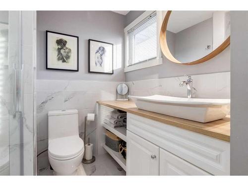 251 Queen Charlotte Way Se, Calgary, AB - Indoor Photo Showing Bathroom