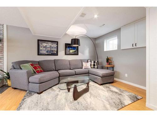 251 Queen Charlotte Way Se, Calgary, AB - Indoor Photo Showing Living Room