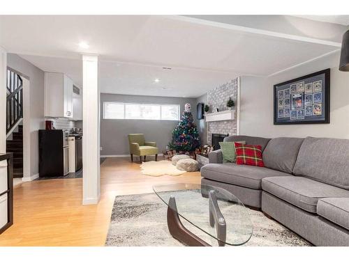 251 Queen Charlotte Way Se, Calgary, AB - Indoor Photo Showing Living Room