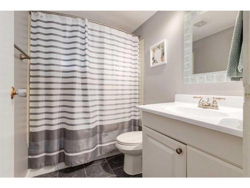 251 Queen Charlotte Way Se, Calgary, AB - Indoor Photo Showing Bathroom