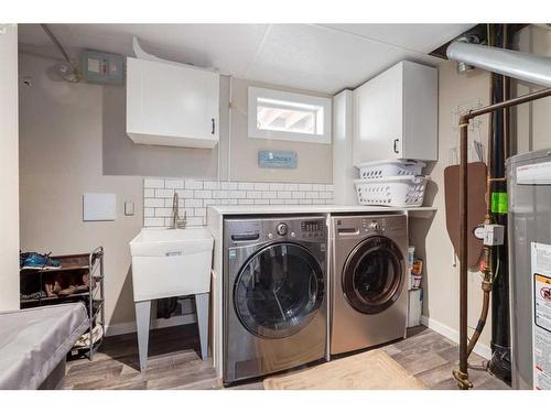 251 Queen Charlotte Way Se, Calgary, AB - Indoor Photo Showing Laundry Room