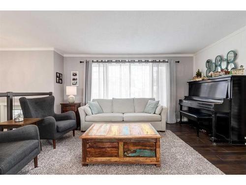 251 Queen Charlotte Way Se, Calgary, AB - Indoor Photo Showing Living Room