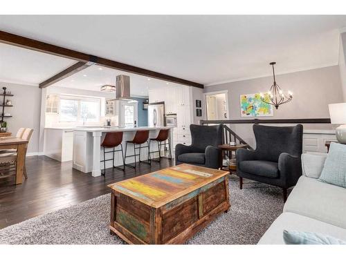 251 Queen Charlotte Way Se, Calgary, AB - Indoor Photo Showing Living Room