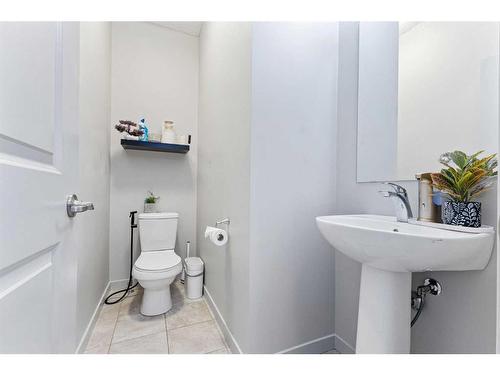 18 Evanscrest Terrace Nw, Calgary, AB - Indoor Photo Showing Bathroom