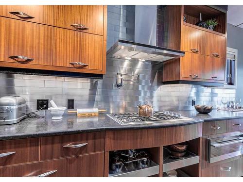 954 Drury Avenue Ne, Calgary, AB - Indoor Photo Showing Kitchen