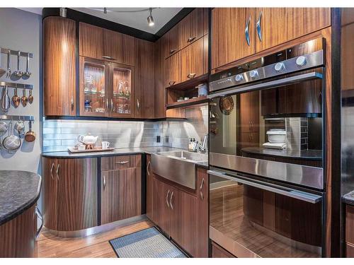 954 Drury Avenue Ne, Calgary, AB - Indoor Photo Showing Kitchen